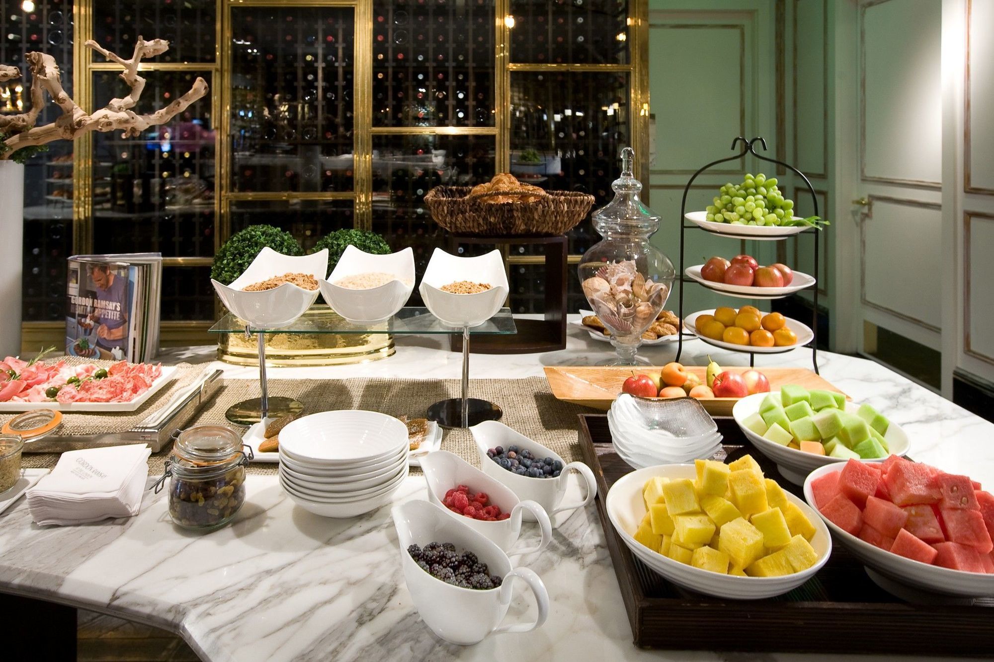 The London West Hollywood At Beverly Hills Ресторан фото A fruit buffet